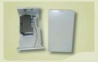 Marchio: VIMO. Articolo: ALSCC276V30. Le stazioni di alimentazione consentono l’alimentazione locale di apparecchiature a 12 e 24Vcc, con l’alloggiamento di batterie di emergenza. Le unità sono dotate di tamper contro l’apertura del coperchio, visualizzazione di presenza rete di alimentazione e presenza tensione di uscita. Le batterie non sono fornite. Sono disponibili 4 diversi alloggiamenti a seconda della potenza dell’alimentatore e della capacità delle batterie alloggiabili. I modelli da 2,4A hanno ottenuto la certificazione IMQ secondo la CEI 79/2. Tensione di ingresso 230Vca. Tensione di uscita 27,6 Vcc. Corrente di uscita 3,00 A. Peso 10,7 Kg. Batterie alloggiabili 2 x 12V 18Ah. Dimensioni: 450x260x200 mm.