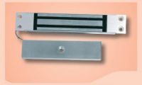 Marchio: VIMO. Articolo: KFEM30S2. Elettromagneti per impianti di controllo accessi e di sicurezza con portata da 80 Kg a 1000 Kg. Alimentazione 12Vcc o 24Vcc. Disponibili in un’ampia gamma di modelli, per installazione ad incasso e per superficie. Grazie alla loro versatilità possono sostituire le tradizionali chiusure con serratura sulle porte di emergenza, mantenendo la sicurezza totale della chiusura e dell’apertura in caso di necessità. Grande scelta di accessori per il montaggio su qualsiasi tipo di porta ed anche su porte a vetri. Il modello shearlock, nonostante le ridotte dimensioni, è in grado di offrire una resistenza di oltre 1000 Kg all’apertura. Forza di ritenuta 300 Kg. Applicazione Superficie. Dimensioni 268x48x26 mm. Alimentazione @12 Vcc 500 mA @24 Vcc 250 mA + contatto.
