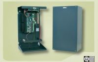 Marchio: VIMO. Articolo: ALSCC276V16S. Stazione di alimentazione tipo C 27,6V 1,6A Conforme EN54-4. Omologato IMQ. Le stazioni di alimentazione Tipo C, consentono l’alimentazione locale di apparecchiature a 12 e 24Vcc con l’alloggiamento di batterie di emergenza da 12V 42Ah max (2 x 12V 18Ah per i modelli da 27,6Vcc). Le unità sono dotate di tamper contro l’apertura del coperchio, visualizzazione di presenza rete di alimentazione e presenza tensione di uscita. Le batterie non sono fornite. Dotazioni della stazione di alimentazione: • Cavi di collegamento con faston per le batterie. • Led di segnalazione : presenza rete con uscita open collector (verde). • Led di segnalazione : tensione di uscita corretta (verde). • Led di segnalazione : sotto tensione con uscita open collector (giallo). • Led di segnalazione : sovratensione con uscita open collector (rosso). Ai gruppi di alimentazione possono essere aggiunti i seguenti moduli: • Modulo 3 relè per teleallarme per mancanza rete,sotto tensione o sovratensione (aggiungere al codice della stazione di alimentazione la lettera ‘R'). • Tamper antistrappo (aggiungere al codice della stazione di alimentazione la lettera ‘T’). 
