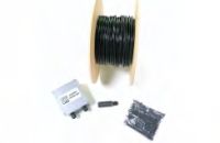 Marchio: CIAS. Articolo: BLACK-FEET KIT 300m. Kit completo da 300m che comprende: bobina da 300m di cavo sensibile BLACKFEET, 1 Controller alloggiato in box metallico IP65, 1 terminazione di linea, 1500 fascette resistenti agli UV. Alimentazione 13,8Vcc 45mA. Uscite rele per allarme e tamper