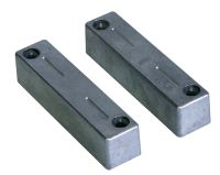 Marchio: COOPER. Articolo: 462-NS. Contatto magnetico in alluminio per il montaggio a vista. È la nuova versione del contatto serie 460 con i seguenti aspetti migliorativi: estetica rinnovata, simmetria di fissaggio, installazione della versione a morsetti estremamente semplificata grazie al fissaggio a scatto del circuito. Grazie alla robusta struttura in alluminio pressofuso è adatto per impieghi in industrie, centri commerciali, etc. La grande distanza di funzionamento ne permette l’utilizzo su infissi di qualsiasi materiale e con giochi elevati. Protezione contro lo strappo dal muro ed un circuito stampato in grado di alloggiare eventuali resistenze di bilanciamento.  