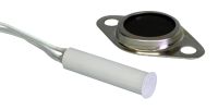 Marchio: COOPER. Articolo: 416-TF. Contatto magnetico in termoplastico per montaggio ad incasso della parte reed negli infissi. Deriva dalla serie 415 con la differenza che la parte magnete si monta in superficie sulla parte mobile dell’infisso. Adatto per il montaggio su infissi di alluminio, legno, PVC e in genere infissi di materiale non ferromagnetico (il montaggio su infissi in ferro riduce sensibilmente la distanza di intervento). L’ampia distanza di intervento ne permette l’installazione anche su infissi con elevate tolleranze o giochi. La parte reed viene montata a pressione in un foro di 8 mm di diametro, mentre la parte magnete viene avvitata. La parte reed contiene una ampolla reed incapsulata ermeticamente con resina poliuretanica insieme ad un loop di tamper per ridurre le possibilità di effrazione. Disponibile versione con contatto NC, con contatto NC-NA (in scambio) e con cavo di diverse lunghezze. La connessione è a 4 fili (2 fili contatto NC con magnete vicino e 2 fili per tamper) o a 5 fili nel caso di ampolla in scambio (3 fili contatti ampolla + 2 fili per tamper). Con la piastrina 418 è possibile l’installazione su infissi in ferro. Materiale contenitore reed Termoplastico colore bianco Materiale contenitore magnete Ottone nichelato Funzionamento Contatto reed uscita NC con magnete vicino o contatto reed in scambio Tipo di connessione A filo (2 per contatto - 3 per contatto in scambio + 2 per tamper) Temp. di funzionamento -25°C ÷ +70°C Grado IP IP 65 Dotazione standard fili tamper (antimanomissione) Imballo 10 pz. / confezione 