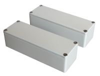 Marchio: COOPER. Articolo: 1107-CSA. Contatto magnetico per installazioni in esterni o interni a vista con elevato livello di sicurezza. In robusto alluminio pressofuso con verniciatura epossidica bianca, è dotato di protezioni contro effrazioni di tipo magnetico, elettrico, meccanico. I circuiti magnetici in cui le diverse ampolle reed si agganciano ai campi magnetici generati da batterie di magneti, vengono sbilanciati all'approssimarsi di un magnete esterno di effrazione attivando di conseguenza l'allarme. Tutti i contatti hanno la protezione contro l’apertura del coperchio della parte reed. Installazione semplificata grazie al foro ingresso cavi 3/8 gas (pressacavo fornito di serie) e alla connessione a morsetto. Dotato di sensore termico tarato a 60 °C e sensore inerziale; deve essere interfacciato con la scheda di analisi 448. 