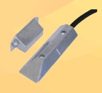 Marchio: DOMOTEC. Articolo: DMM06. Contatto magnetico metallico per porte basculanti.• Metallo pressofuso• X max: 23 mm ; Y max 27 mm• Contatto reed NC (a magnete vicino)200Vcc/1A/10W• 4 fili (2 contatto + 2 loop tamper) L 1,2 m• Guaina protezione cavetto D 10 mm in acciaio/PVC• Adatto per infissi in ogni materiale• IP34 • -25/+55°C• IMQ 1° livello installazione per esterno