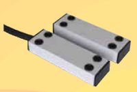 Marchio: DOMOTEC. Articolo: DMM12T. Contatto magnetico metallico alta sicurezza IP40 triplo bilanciamento.• Alluminio anodizzato• D max: 15 mm (su ferro); 21 mm (su altri materiali)• Contatto reed NC (a magnete vicino)100Vcc/0,3A/3W• 4 fili (2 contatto + 2 loop tamper) L 2 m• Guaina protezione cavetto D 10mm in acciaio/PVC• Adatto per infissi in ogni materiale• IP40 • -25/+70°C• IMQ 1° livello installazione per interno