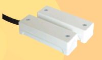 Marchio: DOMOTEC. Articolo: DMM13. Contatto magnetico metallico alta sicurezza IP65 doppio bilanciamento.• Metallo pressofuso verniciato epossidico bianco• D max: 20 mm (su ferro); 27 mm (su altri materiali)• Contatto reed NC (a magnete vicino)100Vcc/0,3A/3W• Connessione a morsetti• Adatto per infissi in ogni materiale• IP65 • -25/+70°C• IMQ 1° livello installazione per esterno
