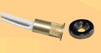 Marchio: DOMOTEC. Articolo: DMM01R. Contatto magnetico cilindrico incasso.• In ottone naturale • Magnete tondo piatto• D max 11 mm• Contatto reed NC (a magnete vicino)100Vcc/1A/10W• 4 fili (2 contatto + 2 loop tamper) L 30 cm• Adatto per infissi in legno, plastica, alluminio• IP65 • -25/+70°C