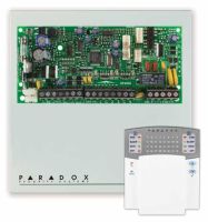 Marchio: PARADOX. Articolo: SP4000. Centrale a microprocessore a 4 zone cablate (8 con la funzione di duplicazione zone) espandibile fino a 32 zone cablate. Fino a 15 zone su tastiere (1 per tastiera). Possibilità di inserimento a chiave. Memoria 256 eventi, 32 codici utenti/telecomandi. Possibilità di inserimento rapido con zone aperte, e di suddividere l’impianto in 2 aree indipendenti con area comune. Combinatore telefonico digitale incorporato: 3 numeri per Centrale di Sorveglianza e 5 numeri per combinatore vocale (con VDMP3). Cambio automatico dell’ora legale e solare. Pulsante di ripristino programmazione (riporta ai valori di default e riavvia), connessione diretta a 9.6k baud con il software BabyWare . 1 uscite programmabili, espandibili a 12. 1 uscita a relè. Possibilità di espansione a 32 zone con moduli di espansione su BUS per zone cablate. Alimentatore “switching” 1.1A. Armadio metallico mm 280x280x76. Fornita con tastiera cablata K32 con indicatori LED 32 zone.
