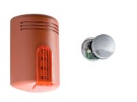 Marchio: VENITEM. Articolo: AS1KIT1ROR. Kit Doge AS1 Rosso matt.calotta rossa + ATX2/S + batt. Sirena Doge wireless, AUTOPROTETTA, BIDIREZIONALE, SUPERVISIONATA, con sistema antischiuma brevettato a doppia tecnologia contro i falsi allarmi, sistema antishock contro gli urti violenti e lampeggiante a led, compatibile con qualsiasi tipo di centrale filare e/o wireless. Funziona in abbinamento con il dispositivo rice-trasmittente bidirezionale ATX2/S (completo di sirena interna), capace di comandare fino ad 8 sirene Doge wireless. La sezione trasmittente gestisce 4 ingressi di comando: 2 ingressi allarme e 2 ingressi ON/OFF, da collegare alla centrale di allarme. La sezione ricevente consiste in un display a 7 segmenti, 3 led di segnalazione e 3 uscite logiche e consente di ricevere e gestire tutte le informazioni provenienti dalle sirene memorizzate. Attraverso il display è possibile identificare quale sirena ha segnalato un problema, mentre i 3 led consentono di visualizzare il tipo di anomalia presente sulle sirene: allarme tamper, mancata supervisione e basso livello batterie. Sono disponibili 2 uscite elettriche a collettore aperto e 1 a relè che si attivano in concomitanza dell’anomalia segnalata. Alimentata da pacchetto batterie 7,5 V alcaline SIZE “D” incluso. L’autonomia prevista è di due anni circa calcolando 4 operazioni di stato giornaliere e un allarme mensile. Tramite il dip-switch è possibile impostare: 4 suoni, 4 temporizzazioni, escludere o abilitare il riporto sonoro ON/OFF, impostarne l’intensità acustica, escludere o abilitare la segnalazione ON/OFF impianto.