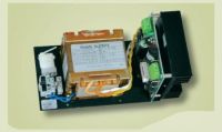 Marchio: VIMO. Articolo: AL150V30. Serie di alimentatori lineari ad alta affidabilità in versione a giorno con indicazione di presenza tensione di ingresso e presenza di tensione di uscita remotizzabili. Fusibile protezione rete. Uscita protetta da fusibile ed uscita non protetta. Disponibili in versione caricabatteria e per apparecchiature elettroniche in generale. I modelli da 2,4A hanno ottenuto il certificato di sorveglianza IMQ secondo la CEI 79/2. ALIMENTATORE TIPO c. Dimensioni: 185x90x94 mm. Tensione di ingresso 230Vca. Per app. elettroniche. 15,0 Vcc. 3,00 A. 1,95 Kg.