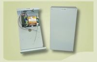 Marchio: VIMO. Articolo: ALSCB138V30. Le stazioni di alimentazione consentono l’alimentazione locale di apparecchiature a 12 e 24Vcc, con l’alloggiamento di batterie di emergenza. Le unità sono dotate di tamper contro l’apertura del coperchio, visualizzazione di presenza rete di alimentazione e presenza tensione di uscita. Le batterie non sono fornite. Sono disponibili 4 diversi alloggiamenti a seconda della potenza dell’alimentatore e della capacità delle batterie alloggiabili. I modelli da 2,4A hanno ottenuto la certificazione IMQ secondo la CEI 79/2. Tensione di ingresso 230Vca. Tensione di uscita 13,8 Vcc. Corrente di uscita 3,00 A. Peso 6,4 Kg. Batterie alloggiabili 1 x 12V 18Ah. Dimensioni: 400x220x130 mm.