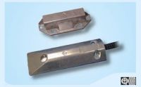 Marchio: VIMO. Articolo: CTB020yyyzzz. CTB020 è un contatto magnetico per installazione su porte basculanti e in ferro in genere oltre che per serrande in ferro. Realizzato in alluminio pressofuso è ideale per l’installazione a pavimento. Le molteplici predisposizioni per il fissaggio del magnete lo rendono facilmente adattabile a tutti i serramenti. Il contenitore della parte contatto è alto soli 15 mm per consentire un agevole passaggio. Il cavo di collegamento a 4 conduttori è protetto da una guaina in acciaio spiralato ricoperta da gomma nera. Distanza di funzionamento 35 mm (non ferromagnetici) 30mm (ferromagnetici). Disponibile anche nella versione con contatto di scambio CTB020SC. Dimensioni mm 130x42x15 reed 98x30x25 magnete. Cavo 4 poli 100 cm. Norma EN50131-2-6 CEI 79/2. Grado 2 Classe IV 1°Liv. Con bilanciamento resistivo integrato.