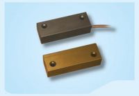 Marchio: VIMO. Articolo: CTC002. Contatto magnetico per installazione a vista su serramenti ferromagnetici La superficie è trattata con finitura anodizzata in alluminio naturale o marrone per adattarsi a porte in ferro o blindate. Il cavo di collegamento da 140 cm a 4 conduttori consente una facile connessione. La distanza di funzionamento di 25mm (non ferromagnetici) 12mm (ferromagnetici) garantisce il funzionamento ottimale su tutte le superfici. Dimensioni mm 58x15x20 reed/magnete. Conformità EN50131-2-6 CEI 79/2 1° Liv. Cavo 4 poli 140 cm.