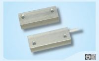 Marchio: VIMO. Articolo: CTC006SC. Contatto magnetico per installazione a vista su serramenti ferromagnetici. La superficie è trattata con finitura anodizzata in alluminio naturale per adattarsi a porte in ferro o blindate. Il cavo di collegamento da 150 cm a 4 conduttori consente una facile connessione. La distanza di funzionamento di 25 mm (non ferromagnetici) 12mm (ferromagnetici) garantisce funzionamento ottimale su tutte le superfici. Disponibile anche nella versione con contatto di scambio. Dimensioni mm 58x15x20 reed/magnete. Certificati EN50131-2-6 IMQ CEI 79/2 1° Liv. Cavo 5 poli 150 cm. Contatto di scambio NA/NC V=60Vcc I=250mA VAmax=3VA.