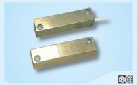 Marchio: VIMO. Articolo: CTC046yyyzzz. Contatto magnetico per installazione a vista su serramenti in ferro omologato IMQ. Il cavo di collegamento da 150 cm a 4 conduttori consente una facile connessione. Nella confezione sono contenute le viti per il fissaggio del contatto e tappi coprivite a pressione. La distanza di funzionamento di 25 mm (non ferromagnetici) 12mm (ferromagnetici) garantisce un funzionamento ottimale su tutte le superfici. Disponibile anche nella versione con contatto di scambio. A richiesta distanziali 5 mm spessore. Dimensioni mm 74x18x18 reed/magnete. Certificati EN50131-2-6 CEI 79/2 1° Liv. Cavo 4 poli 100 cm. Con bilanciamento resistivo integrato.