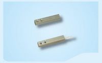 Marchio: VIMO. Articolo: CTC051. Contatto magnetico per installazione a vista su serramenti in alluminio, legno e non ferromagnetici in genere. 4 conduttori di collegamento da 30 cm, per contatto (NC) e tamper. Nella confezione sono presenti le viti di fissaggio autofilettanti. Il basso profilo consente l’installazione anche tra stipite ed anta. Distanza di funzionamento 10mm. Dimensioni mm 36x6x6 reed/magnete. 4 fili lunghezza 30cm. EN50131-2-6 CEI 79/2 1° Liv.