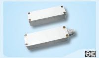 Marchio: VIMO. Articolo: CTC2503. Il contatto magnetico di alta sicurezza CTC1501 omologato IMQ si adatta all’installazione in superficie su tutti i serramenti interni ed esterni. Il triplo bilanciamento magnetico rende questo sensore praticamente ineludibile da campi magnetici esterni che, se applicati, provocano l’apertura del contatto. La concatenazione dei campi magnetici utilizzati per ogni contatto costituisce un ‘codice magnetico’. Il contatto è provvisto di 4 morsetti di collegamento e di un tamper contro l’apertura del coperchio della parte reed. Grado di protezione IP65 grazie al pressacavi in dotazione. La versione CTC1502 grazie al doppio bilanciamento combinato rende praticamente ineludibile il contatto da campi magnetici esterni. Il modello CTC1503 con un doppio bilanciamento è protetto dall’applicazione di campi magnetici esterni mentre il CTC1505 è un contatto per esterni di grande portata. La serie CTC25XX implementa in più il tamper antirimozione anche sulla parte magnete, raggiungendo il 2° livello CEI 79/2. Dimensioni mm 120x37x26 reed/magnete. Connessione Morsetti (4poli). EN50131-2-6 IMQ CEI 79/2 2° IMQ Liv. Doppio bilanciamento distanza di funzionamento 5-25 (ottimale 15-18) mm.