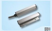 Marchio: VIMO. Articolo: CTC401. Contatto magnetico omologato Imq per installazione a vista su serramenti ferromagnetici con cavo inguainato in tubo spiralato flessibile anti taglio. Il contatto è dotato di un’aletta di fissaggio per l’installazione a sbalzo o a semi incasso. La superficie è trattata con finitura anodizzata in alluminio naturale per adattarsi a porte in ferro o blindate. Il cavo di collegamento da 100 cm a 4 conduttori consente una facile connessione. La distanza di funzionamento di 50 mm (non ferromagnetici) 35mm (ferromagnetici) garantisce funzionamento ottimale su tutte le superfici. Dimensioni mm 84x14x26 reed/magnete. EN50131-2-6 IMQ CEI 79/2 IMQ 1° Liv. Cavo 4 poli 100cm.