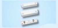 Marchio: VIMO. Articolo: CTE020MASC. CTE020 è un contatto magnetico per installazione a vista su serramenti non ferromagnetici con terminali a vite protetti da un coperchio. La predisposizione per il passaggio cavi è disponibile sia sul lato che sul fondo rendendo questo contatto veramente versatile per qualsiasi installazione. Il contatto è disponibile anche nelle versioni con contatto di scambio (NA/NC) e se dotato dei distanziali per la parte magnetica (disponibili su richiesta) può essere installato anche su porte in ferro. La distanza minima garantita tra contatto e magnete è di 15 mm. Dimensioni mm 60x17x13 reed 60x13x13 magnete. 3 morsetti sez 1,5mm. Contatto di scambio NA/NC marrone - V=60Vcc I=250mA VAmax=3VA.