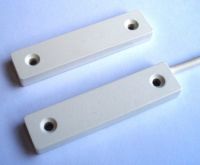 Marchio: VIMO. Articolo: CTE047CA15. Contatto magnetico bianco, cavo 4 poli 15 m, con corpo plastico a basso profilo adatto per serramenti in PVC ed alluminio. Conforme a EN50131-2-6- Grado 2 Classe II. Lo spessore di 5mm e la larghezza di 15mm permettono un alloggiamento preciso nel profilato. Il magnete ad alta portata in Neodimio garantisce un ampio spazio di chiusura fino a 4 centimetri. Disponibile in cinque colori: (bianco, marrone, grigio, verde e nero), con cavo coordinato e lunghezza di cavo di uscita da 1 a 20 metri. Informazioni tecnicheMateriale/Colore Plastico/Bianco e vari Distanza di funzionamento 20/40mm Grado di protezione2 Classe ambientale II Dimensioni 55x13x5 mm Connessione cavo 4 poli 15 m Conformità EN50131-2-6 Temperatura di esercizio-25°C/+60°C Caratteristiche reedTensione max commutabile60VCC; 42,2VCACorrente max commutabile500mAccPotenza max commutabile10VAResistenza iniziale contatto0,1 ohmResistenza di isolamento10¹² MTBF n° di operazioni 10⁸