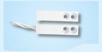 Marchio: VIMO. Articolo: CTE051CA. Il contatto magnetico CTE051 nei colori bianco e marrone si adatta all’installazione in superficie su serramenti non ferromagnetici. Il basso profilo consente anche l’installazione a scomparsa tra anta ed infisso. Il contatto è provvisto di 2 fori di fissaggio per viti autofilettanti ed ha un basso profilo e dimensioni ridotte. L’uscita è a 4 conduttori per il collegamento con il contatto NC con magnete vicino e per il circuito tamper. La distanza minima garantita tra contatto e magnete e di 20 mm. Dimensioni mm 34x8x8 reed/magnete. Cavo 4 poli 100 cm. EN50131-2-6 CEI 79/2. Grado 2 Classe IV 1°Liv. Colore bianco.