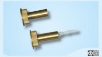 Marchio: VIMO. Articolo: CTI102. Il contatto magnetico CTI102 per serramenti in ferro è un rivelatore da incasso costruito con il corpo in ottone caratterizzato da una particolare robustezza e solidità oltre alla garanzia di affidabilità nel tempo. La conformazione con una ghiera alettata finemente consente l’installazione praticando un foro diametro 20mm che preserva la capacità magnetica del sensore e permette di mantenere distanze di funzionamento fino a 20 mm (non ferromagnetici) 10mm (ferromagnetici). Il contatto è provvisto di 2 fili di uscita per il contatto NC con magnete vicino e 2 per il circuito tamper. Disponibile anche nella versione contatto di scambio (codice CTI102SC). Dimensioni mm 32,5x20Ø reed/magnete. EN50131-2-6 Grado 2 Classe IV IMQ. CEI 79/2 1°Liv IMQ. 4 conduttori 30 cm.