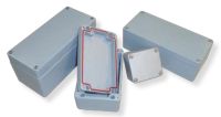 Marchio: VIMO. Articolo: SQALSC8014. Serie di contenitori IP66 in alluminio pressofuso che permettono l’alloggiamento di dispositivi all’esterno in tutte le condizioni ambientali. Viti di fissaggio interne al coperchio a scomparsa e imperdibili. Tipologia box N3. IP66. Alluminio/RAL7001. Dimensioni 175x80x80mm.