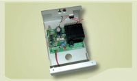 Marchio: VIMO. Articolo: ALS138V075. Le ministazioni di alimentazione serie ALS, sono la soluzione ideale per alimentazioni di piccole apparecchiature, che richiedono batterie di emergenza. Tamper contro l’apertura del coperchio e visualizzazione di presenza rete di alimentazione e presenza tensione di uscita. L’unità è dotata di cavi di collegamento con faston per le batterie. Dimensioni esterne: 170x118x78mm, batterie alloggiabili: 1x 12V 1,2Ah o 2 x 12V 0,8Ah. Completa la gamma un convertitore DC/DC con ingresso in tensione continua o alternata ed uscita a 12Vcc stabilizzati. Tensione di ingresso 230Vca. Tensione di uscita 13,8 Vcc. Corrente di uscita 0,75 A. Peso 0,95 Kg.