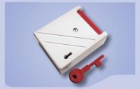 Marchio: VIMO. Articolo: C6G016. I pulsanti di allarme ad attivazione manuale sono particolarmente silenziosi e sono compatibili con i sistemi di invio allarme antirapina. Disegnati per installazione a parete o in zone non in vista,hanno un pulsante di attivazione di facile accesso in posizione frontale o verticale. Il contenitore è in termoplastico bianco con pulsante di attivazione di colore rosso. La chiave di reset è anche disponibile in metallo. Modelli con e senza memoria di allarme e con riarmo a chiave. Dimensioni 66x50x25 mm. Tipo di contatto 100Vcc 0,5A Max 5VA. Con memoria di allarme e chiave di reset.
