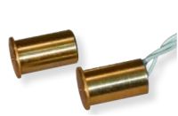 Marchio: VIMO. Articolo: CINSD020. Sensore inerziale da incasso in ottone con contatto magnetico indipendente, adatto per installazione su materiali non ferromagnetici.  Installare in posizione verticale con cavi di uscita rivolti verso l’alto. Necessita di scheda di analisi per contatti veloci tipo CSAI011LP, CSAI001 o CSAI002. Inerziale + contatto magnetico da incasso infissi non ferromagnetici.