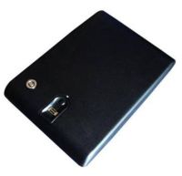 Marchio: ETER. Articolo: ETER SECURE FINGER BOX. Cassetta di sicurezza con apertura tramite riconoscimento di impronta digitale Alimentazione: 4 pile alcaline AA Apertura: con impronta o chiave Tipo di sensore: a strisciamento Velocità di riconoscimento: inferiore a un secondo Capacità: 6 impronte Include: cavo di acciaio per ancoraggio di sicurezza e chiave meccanica di emergenza Dimensioni (l x h x p): 270 x 190 x 5 mm Peso: 1.5 kg 