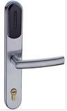 Marchio: ETER. Articolo: ETER D-SS926. Maniglia stand alone con lettore di prossimità Carte: carte TEMIC 125 Alimentazione: 4 pile AAA alcaline Durata: circa 18 mesi (dipendenti dall’utilizzo) Segnalazione di batteria bassa: quando la tensione è minore di 4.5V (circa 100 aperture prima di doverle sostituire) Consumo a riposo: 12uA Consumo in apertura: 200mA Tempo di apertura: 7 secondi. Sblocco di emergenza: tramite chiave o carta master Spessore porta: tra 28mm e 85mm. Dimensioni: 270mm × 73.8mm ×16.5mm Peso: 2.5Kg Orientamento: sinistra premere per aprire, destra premere per aprire, sinistra tirare per aprire, destra tirare per aprire. 