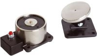 Marchio: COOPER. Articolo: 1345-CSA. Elettromagnete da 100 Kg con pulsante di sgancio alimentato a 24 Vcc. Certificato CPD EN1155