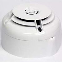 Marchio: NOTIFIER. Articolo: NRX-OPT. Il sensore ottico di fumo NRX-OPT è un dispositivo a radiofrequenza alimentato a batteria, progettato per essere impiegato con il gateway radio NRXI-GATE. Contiene un ricetrasmettitore e viene integrato in un sistema antincendio indirizzabile tramite un protocollo di comunicazione proprietario. L’unità è un sensore di fumo ottico e va fissato al soffitto tramite la base B501RF. Corrente di standby: 120 μA a 3 V CC (tipica in modo di funzionamento normale). Corrente LED rosso: 4mA max. Tempo di risincronizzazione: 35 s (tempo max dall’accensione del dispositivo alla normale comunicazione RF quando la rete è attiva) Batterie: 4 Duracell Ultra 123 Durata delle batterie: 4 anni a 25oC Frequenza radio: 865-870 MHz; Potenza di uscita RF: 14 dBm (max) Portata: 500 m (tipico in aria libera) Umidità relativa: dal 10% al 93% (senza condensa).