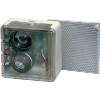 Marchio: NOTIFIER. Articolo: ES-50 (RIL138E). Rivelatore lineare di fumo, composto da un’unica unità ottica (TRX) e da un riflettore. Raggio di protezione compreso tra 2 e 50 metri. Regolazione dell’intensità del fascio, in funzione della distanza. Controllo automatico del guadagno per compensazione perdita del segnale a causa impolveramento. Facile allineamento senza strumenti esterni a mezzo di led. Certificato CPR in accordo alla normativa EN 54 parte 12. Tensione di funzionamento 12-24Vcc. Assorbimento a riposo 39mA, in allarme 52mA. Temperatura di funzionamento da -20°C a +55°C. Umidità relativa sino a 95% (senza condensa). Grado di protezione IP 44. Dimensioni: 103mm x 103mm x 119mm con snodo. Dimensioni: 103mm x 103mm x 63mm senza snodo.