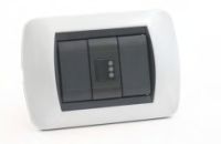 Marchio: CIAS. Articolo: PYXIS-PROXIMITY. Lettore di prossimità a 3 LED. Può essere liberamente associato ai più comuni moduli da incasso come le famiglie LIVING International di BTicino o IDEA di VIMAR. Le impostazioni effettuabili attraverso il SW di configurazione, permettono di associare ai 3 LED l’informazione di STATO per tre AREE o GRUPPI presenti nel sistema.Può essere utilizzato con PYXIS-CARD e PYXIS-KEY associati ad un utente specifico. *Prodotto IP READY grazie a moduli IP-DOORWAY BASE e IP-DOORWAY