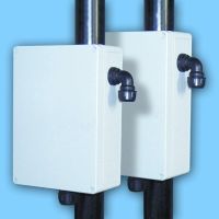 Marchio: CIAS. Articolo: PAL-ERMO. Coppia di pali in fibra di vetro completi di scatole di derivazione in plastica per tutte le barriere CIAS. (LxHxP) 180 x 250x 90 mm. H palo 1,26 m. Peso: 5,6 Kg.