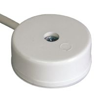 Marchio: COOPER. Articolo: 443-CSA. Contatto di posizione al mercurio. Montaggio a vista e corpo in termoplastico. Contatto NC o NA che cambia stato a seconda dell’inclinazione dell’oggetto su cui è fissato. E’ possibile regolare la sensibilità del contatto ruotando opportunamente il corpo contenente l’ampolla al mercurio. In base alla posizione di fissaggio presenta un contatto chiuso o aperto. Viene utilizzato tipicamente in teche o bacheche a rottura vetro, su porte basculanti, finestre a compasso, ecc. per segnalare l’avvenuto cambio di stato o di posizione. Connessioni a 4 fili di cui 2 per il contatto e 2 per il loop antimanomissione (tamper). Si fissa con biadesivo di fissaggio (fornito a corredo). 
