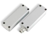Marchio: ELKRON. Articolo: MMH03. Contatto da superficie ad alta potenza. Conf. da 1 Pz. Contenitore in alluminio IP65Terminali a morsettiAdatto per cancelli e portoniDistanza di funzionamento: massimo 50 mm.