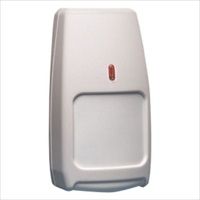 Marchio: HONEYWELL. Articolo: IS2560T. Sensore wide angle con portata frontale 18mt appartenente alla serie IS-2500 in grado di offrire reali vantaggi per l'istallatore e l'utente finale. Tra le innumerevoli caratteristiche: lente a specchio per anti-strisciamento, ottiche sigillate con schermo nero (brevettato), compensazione della temperatura ambiente con apposito cicuito dotato di termistore, autodisabilitazione del led di walk test per una riduzione dei tempi di installazione. Il dispositivo dotato di corredo di lenti a sensibilit uniforme e possiede caratteristiche specifiche per una facile e veloce installazione, la morsettiera inclinata di 45 gradi e possiede morsetti per i cablaggi dei resistori di fine linea, lo spazio all'interno del sensore consente un agevole cablaggio e l'eventuale alloggiamento di schede di interfaccia V-Plex. Il sensore compatibile con la serie di snodi SMB. Omologazione EN50131 Grado 2 classe ambientale 2.