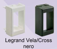 Marchio: PESS. Articolo: T.A.L.N.. TAPPI ADATTATORI PER INSERITORI UNIVERSALI. Legrand Vela/Cross nero (confezione 10 pz.)