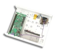 Marchio: SCANTRONIC. Articolo: MSPSU. Alimentatore da 1,5A monitorato su BUS conforme alle norme EN50131-3 grado 3, accetta 8 zone cablate + 2 uscite programmabili, 1 uscita altoparlante e possibilità di derivare fino a 4 tastiere, ingressi zone configurabili NC, singolo/doppio/triplo bilanciamento, box metallico dimensioni 310(L) x 382(H) x 95(P) mm.