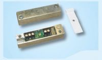 Marchio: VIMO. Articolo: CTC047PM. Contatto magnetico per installazione a vista su serramenti in ferro . Il collegamento è dato da 5 morsetti interni. Un tamper anti-rimozione è previsto sulla parte reed. Uno dei morsetti è destinato al collegamento di una resistenza di bilanciamento linea. Nella confezione sono comprese le viti per il fissaggio del contatto e tappi coprivite a pressione. La distanza di funzionamento di 25 mm in aria libera garantisce funzionamento ottimale su tutte le superfici . Disponibile anche nella versione con contatto di scambio.