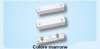 Marchio: VIMO. Articolo: CTE020MAEN. CTE020 è un contatto magnetico per installazione a vista su serramenti non ferromagnetici con terminali a vite protetti da un coperchio. La predisposizione per il passaggio cavi è disponibile sia sul lato che sul fondo rendendo questo contatto veramente versatile per qualsiasi installazione. Il contatto è disponibile anche nelle versioni con contatto di scambio (NA/NC) e se dotato dei distanziali per la parte magnetica (disponibili su richiesta) può essere installato anche su porte in ferro. La distanza minima garantita tra contatto e magnete è di 15 mm. Dimensioni mm 60x17x13 reed 60x13x13 magnete. 3 morsetti sez 1,5mm. Versione conforme EN50131-2-6 - Grado 1 classe ambientale II marrone.