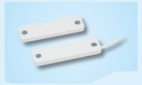 Marchio: VIMO. Articolo: CTE045PM. CTE045PM è un contatto magnetico per installazione a vista su serramenti non ferromagnetici con bilanciamento magnetico integrato. Questo contatto integra la compattezza e la versatilità del CTE045 con la sicurezza elevata dei contatti ad alta sicurezza raggiungendo il grado 3 della norma EN50131-2-6. Distanza di funzionamento 12 mm. Dimensioni mm 56x16x5 reed/magnete. Cavo 4 poli 100 cm. EN50131-2-6 - CEI 79/2. Grado 3 Classe II - 1°Liv IMQ. Colore bianco.