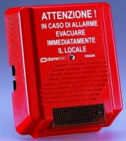 Marchio: DOMOTEC. Articolo: DSE626. La sirena per evacuazione locali viene utilizzata in ambienti quali fabbriche, scuole e uffici pubblici per segnalare acusticamente e visivamente in modo univoco un pericolo imminente, avviando la procedura per l弾vacuazione dei locali nonch�l誕ttivazione delle procedure d段ntervento. Rappresenta quindi la risposta pratica ed efficace alle esigenze normative in materia di evacuazione dei locali pubblici e di lavoro. Le molteplici configurazioni, dalla semplice combinazione sirena/pulsante sino alla realizzazione di sistemi pi�complessi sono caratterizzate da una estrema semplicit�di installazione. Ulteriori caratteristiche distintive sono la possibilit�di selezionare i tempi e le tonalit�di allarme e pre-allarme.Caratteristiche• Frequenza di emissione 1500-2300 Hz• Pressione acustica sirena 104 dB a 3 mt• Segnalazione ottica con lampada allo xeno• Alimentatore modulare interno 400 mA• Tensione nominale di alimentazione 230Vca• Tensione ai morsetti 13,8 Vcc• Assorbimento a riposo 40 mA a 13Vcc• Assorbimento in allarme 650 mA a 13Vcc• Tempo di suonata 15+15+15+60sec/continuo/5min• Temperatura di funzionamento -20 °C/+55 °C• Accumulatore 12V 2 Ah (non compreso)• Grado di protezione involucro IP34• Dimensioni 266x213x90 mm